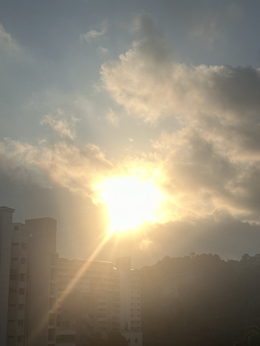 Dr_AJ_MD's tweet photo. We never look for the same kind of sunset in every sunset..
perhaps we should stop doing that with humankind.
#LookingForTheSame #NotSame #MayOrMayNotBe #Sunsets #Sunrises #Humans #Similar #LifeAsitis https://t.co/EE9cu40GuX