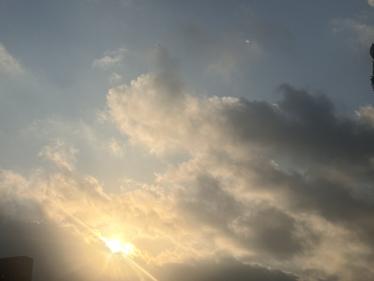 Dr_AJ_MD's tweet photo. We never look for the same kind of sunset in every sunset..
perhaps we should stop doing that with humankind.
#LookingForTheSame #NotSame #MayOrMayNotBe #Sunsets #Sunrises #Humans #Similar #LifeAsitis https://t.co/EE9cu40GuX