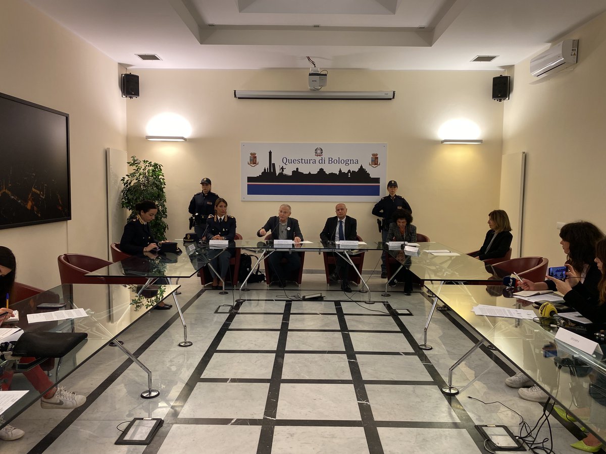 Cuamm's tweet photo. A Bologna parte un nuovo progetto insieme alla #Questura di Bologna e @ConfindustriaEM: i volontari #Cuamm affiancheranno l'Ufficio Immigrazione nell’#accoglienza di chi arriva ogni giorno. Un modello già attivo a Padova.

Leggi di più: https://t.co/I5UAVUcYQQ https://t.co/8N7VMA0k3Q