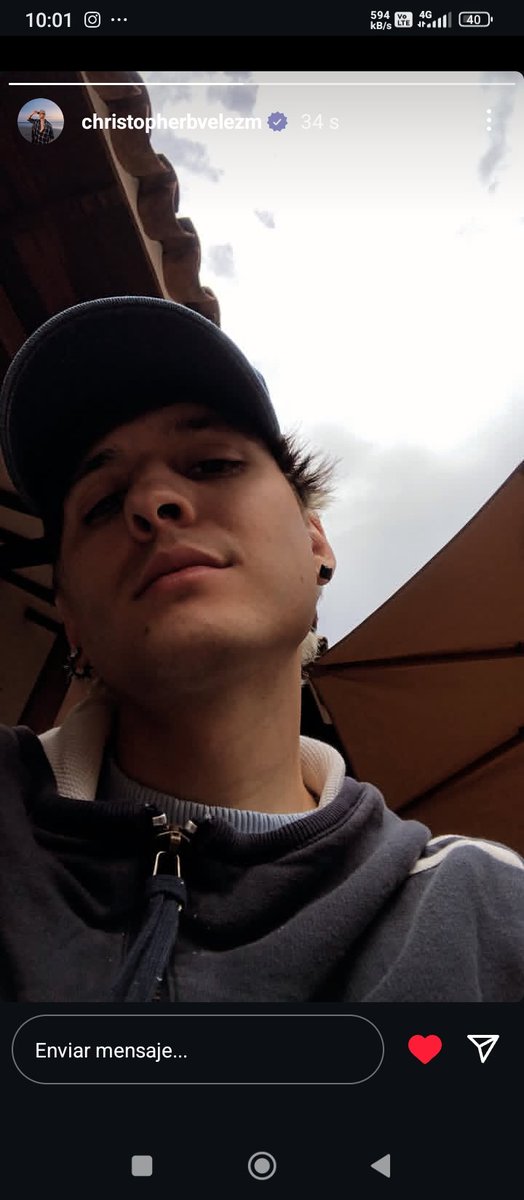 Que pensará qué soy su fan 
Ni al trabajo llegó tan temprano 😂