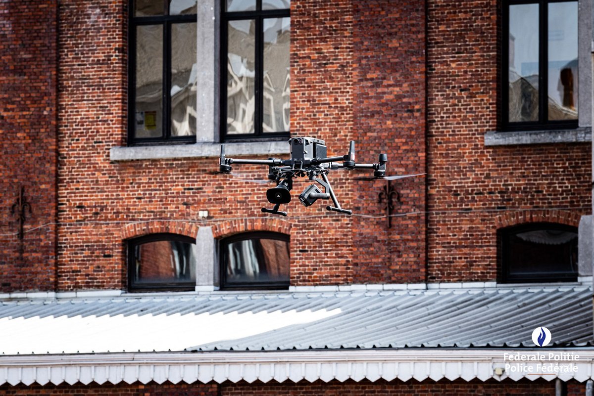 policefederale's tweet photo. Découvrez, lors du Jobday du samedi 24 mai, des services de la Police Fédérale réunis en un seul lieu : des emplois civils aux unités spéciales en passant par le labo, l’appui canin, les drones, et des services pour lesquels vous pouvez directement postuler en tant que lauréat.👮���♀️ https://t.co/9dFLusAg3P