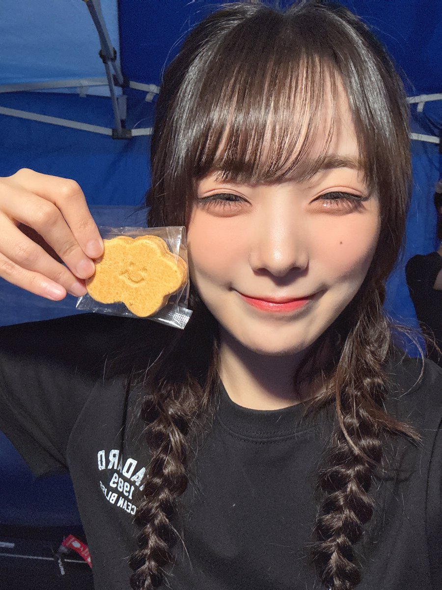 @Weekly_QWER: May,21,2025 Siyeon weverse post Sunmoon University & Cheongju University Festival🫶 Thank you so much for all the support today!! I'm so happy to receive this much love🫶 They waited to see us and Bawiges came running to us, it's a happy day...😊 A person who receives…