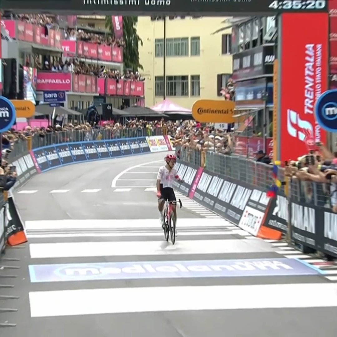 VICTORIA VICTORIA VICTORIAAAAAAA 🔥🇪🇨

RICHARD CARAPAZ se lleva la etapa 11 del Giro De Italia atacando desde lejos a 9km y llegando en solitario. 

Huevos, valentía y LEÑOS DE COLORES 🚂