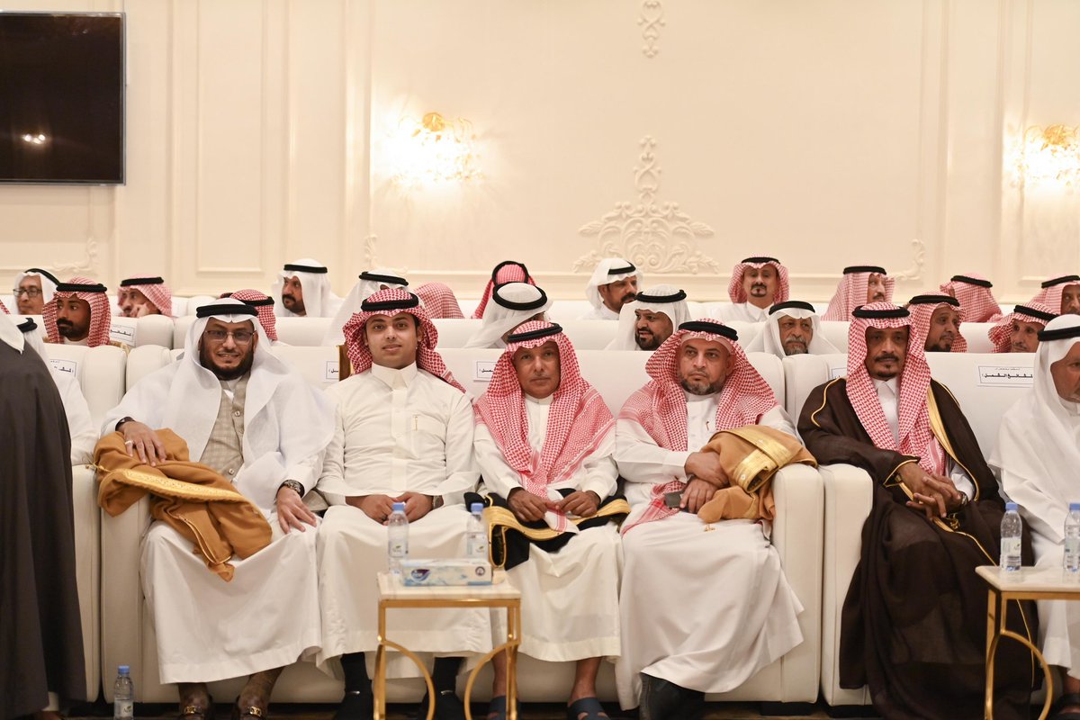 jazangov's tweet photo. #يحدث_الآن 

توافد المهنئين من المشايخ والأهالي والأعيان إلى قصر الإمارة بجازان. https://t.co/gHNtEo1a0A