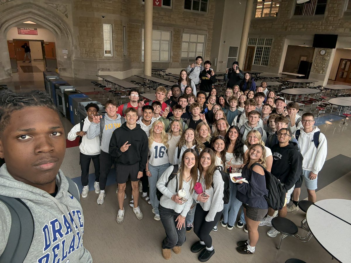 courtyardselfie's tweet photo. PEACE OUT ✌🏾 ✌🏾 #25ONTOP https://t.co/l2n5lIU5bL