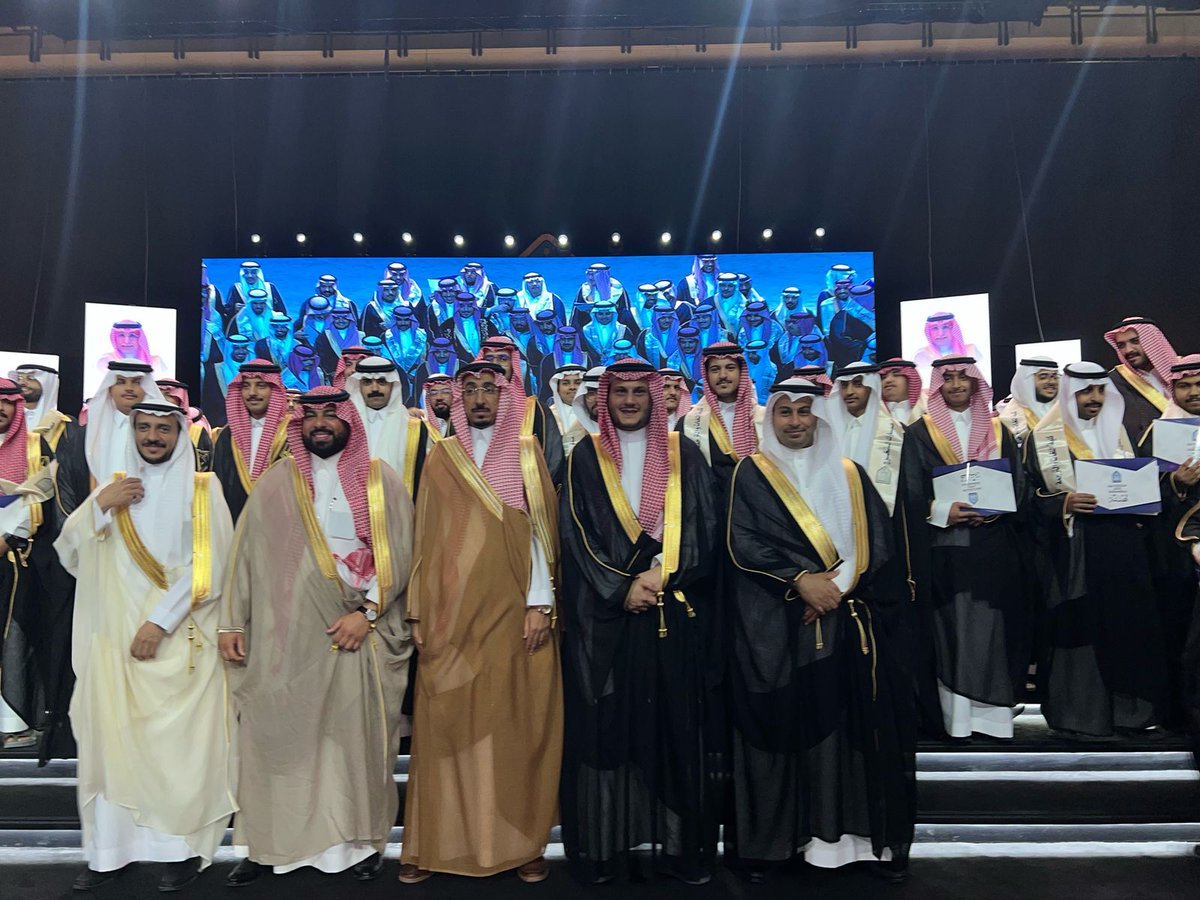 كلية اللغات والترجمة تحتفي بتخريج الدفعة (69) برعاية معالي رئيس الجامعة وحضور وكيل الجامعة للشؤون التعليمية، في حفل تخلله التكريم والعرض المرئي والتصوير التذكاري.
تفاصيل الحفل وكلمة العميد على الرابط:
2u.pw/5egKP

#جامعة_الإمام
#حفل_تخريج_الدفعة69