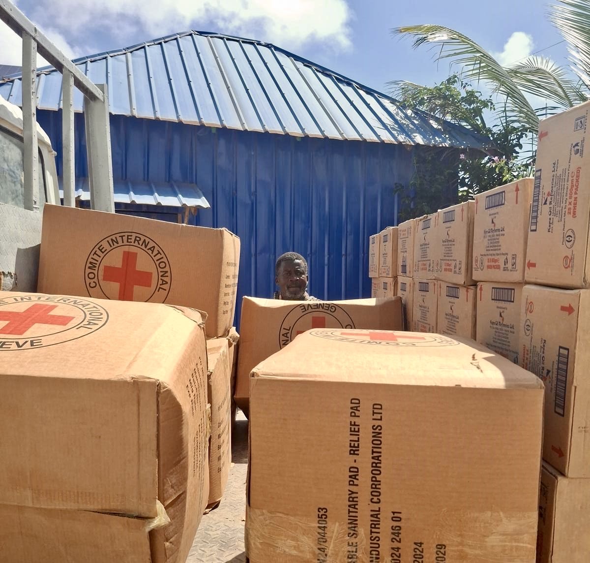 Ongoing <a href="/ICRC/">ICRC</a> distribution of 2,100 hygiene kits (buckets, jugs, sanitary pads &amp; soap) to IDP camps in Kismayo amid cholera/watery diarrhoea outbreak. #SRCS (#BishaCas) on site promoting hygiene. Plus, 600 kits delivered Kismayo General Hospital for patients receiving treatment.