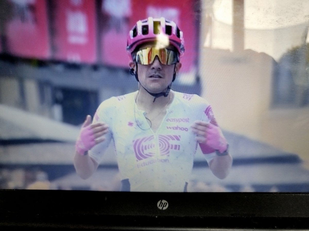 #Ecuador ontploft: Richard #Carapaz soleert naar prachtige etappezege in de #Giro en doet goede zaken voor zijn klassement!