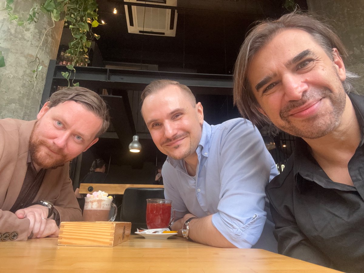 Ryszard Chojnowski (@ryslaw) on Twitter photo Nagraliśmy cos dla <a href="/2lewerece/">Dwie Lewe Ręce</a> wraz z <a href="/marcingielzak/">Marcin Giełzak</a> i <a href="/krzysztofmmaj/">Krzysztof M. Maj 💙💛</a>
A teraz spożywamy! Pozdrowienia! :) Nagraliśmy cos dla <a href="/2lewerece/">Dwie Lewe Ręce</a> wraz z <a href="/marcingielzak/">Marcin Giełzak</a> i <a href="/krzysztofmmaj/">Krzysztof M. Maj 💙💛</a>
A teraz spożywamy! Pozdrowienia! :)