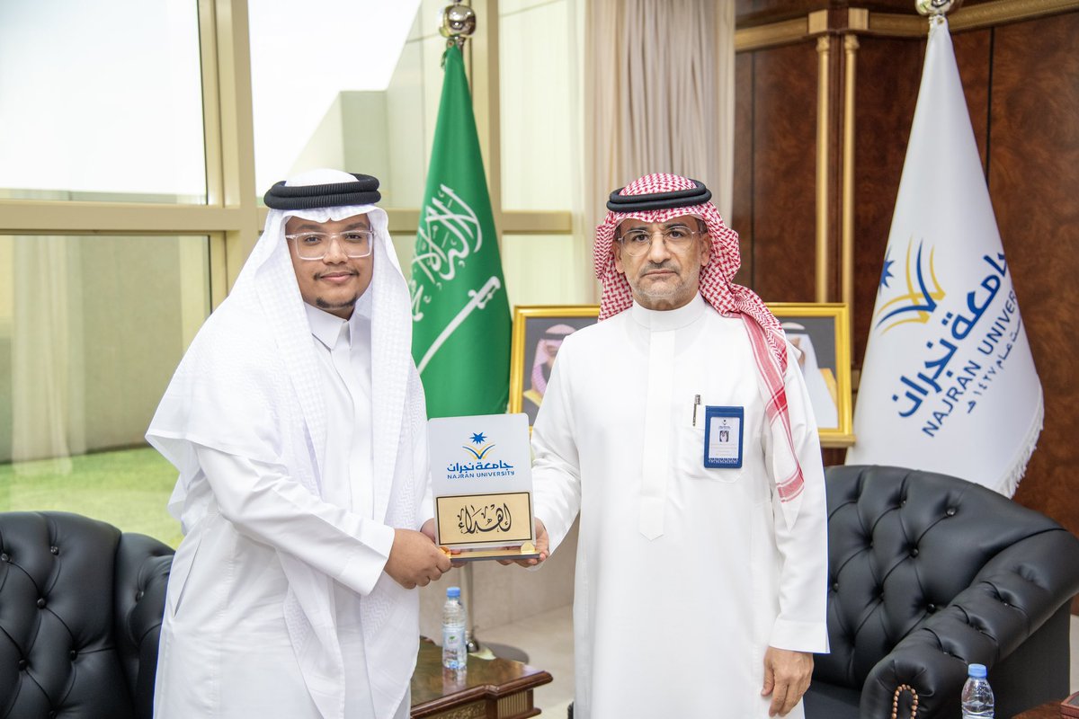 Najran_Univers's tweet photo. كرّم رئيس #جامعة_نجران طالب قسم #الهندسة_المعمارية عبدالرحمن عوض إثر تحقيقه المركز الثاني في  #جائزة_المستثمر_الذكي_الخليجي بموسمها الثالث، والمُقدمة من هيئات سوق الأوراق المالية لدى دول مجلس التعاون الخليجي، وذلك في مسار الفيديوهات - فئة الأفراد، نظير مشاركته المتميزة بعنوان "وعيك نقلة صعبة".