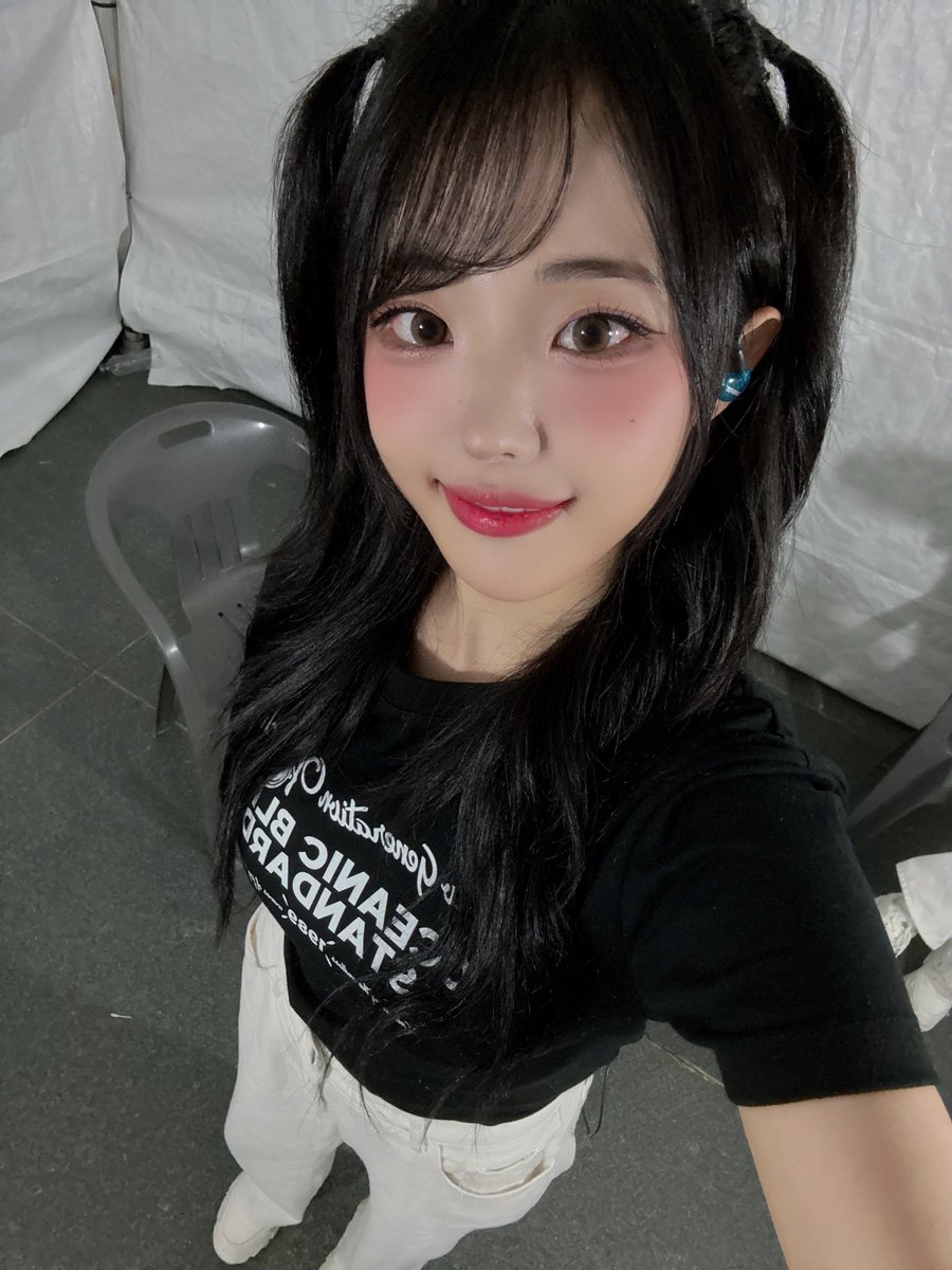 @Weekly_QWER: May,21,2025 Hina weverse post Sunmoon University & Cheongju University🩵 The students who responded so so so well..🥹 I was touched!! The protruding stage was also so much fun Now I can play the guitar while running!!!! I met Genta unnie on the single-log bridge and danced…