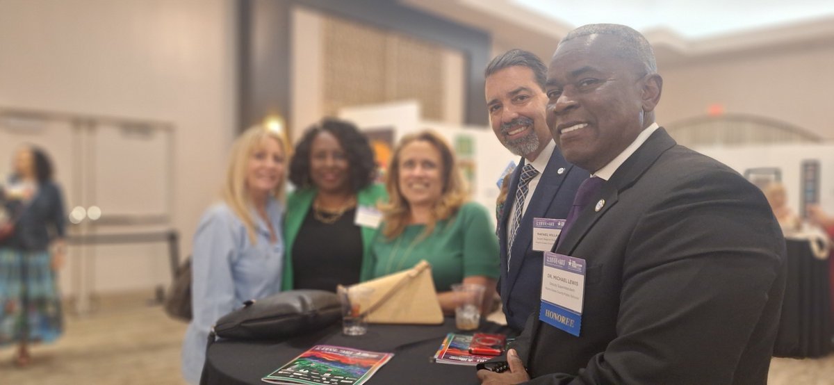 EducationFund's tweet photo. What a night! We celebrated our 40th year at #ForTheLoveOfArt, honoring leaders like @MjLewis13 , Deputy Superintendent of @MDCPS. He's one of 15 amazing public school alumni recognized for their success! #EducationFundMiami #MiamiSchools #Alumni https://t.co/PHkzofE41m