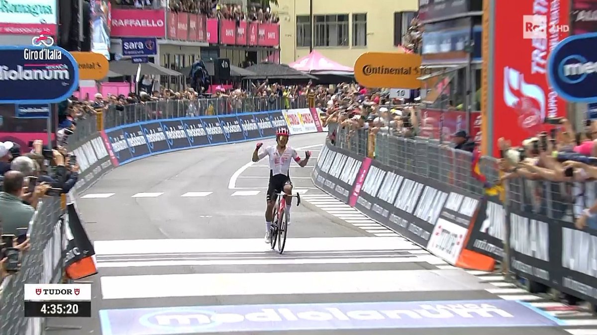 NTFxSF's tweet photo. 🚴‍♂️ ¡Victoria para Ecuador en el #GirodItalia! 🇪🇨

Richard Carapaz se impuso en la Etapa 11 con una gran exhibición en la montaña y vuelve a meterse en la pelea por la general 🔥💪

¡El campeón está de vuelta! 👑 #Carapaz #Giro2025 https://t.co/t2JQm3rRQD