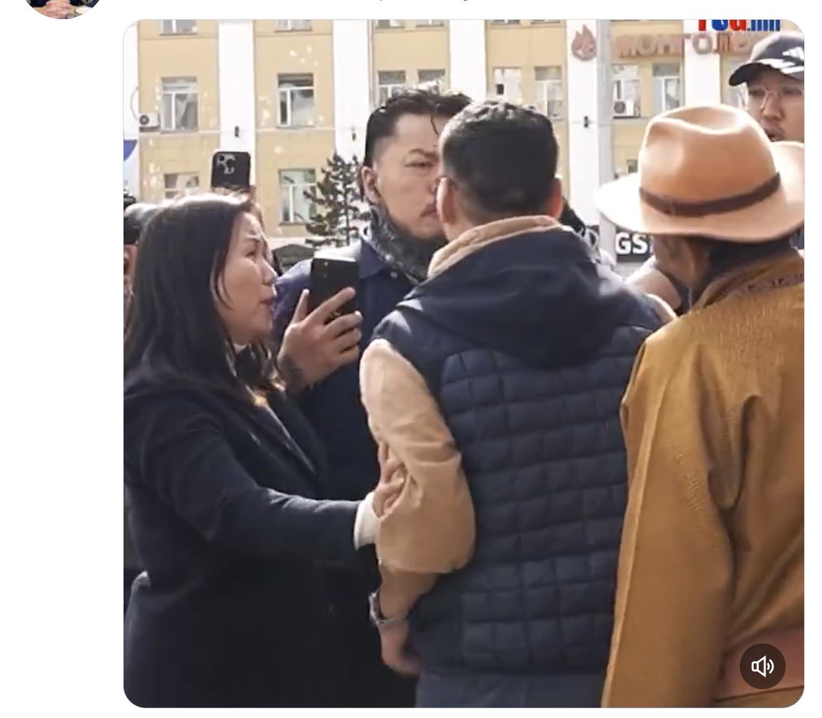 Эдгээр эмээ, өвөө нарыг ирж бусниулах хүртэл “ЗАЛУУСЫН ЖАГСААЛ СОЁЛТОЙ, ЖУРАМТАЙ, УХАМСАРТАЙ” байсан нь үнэншдээ. Залуустаа үлгэрлээд соёлтойгоор эсэргүүцэж болоогүйн байхдаа🤔🤔🤔Гудамжны нахал үйлдлүүдийг залууст харуулж байхдаа эмээ өвөө нар дотроо юу бодож байсан бол🤔