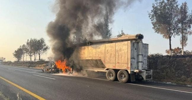 Quadratin_'s tweet photo. #Accidente Una falla mecánica provocó que un tractocamión se incendiara mientras circulaba por la autopista de Occidente a la altura del kilómetro 306, en el tramo Morelia-Maravatío. https://t.co/DRG2Ppl30a #autopista #incendio #Maravatio #ANGELESVERDES https://t.co/9TTleEx7l7
