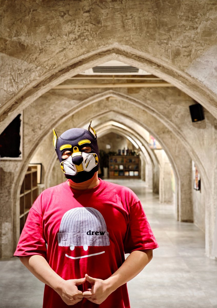 本汪的城市探险日记
#四脚导航永不迷路系列 #今天陪主人遛弯简直开心到起飞。
外面的世界真的好大啊，能让主人牵着遛遛啥的，最开心了。不过天大地大，主人最大……
顺便说一下，栗子已经是9岁的大狗狗了……那也要和主人撒娇卖萌，贴贴主人。