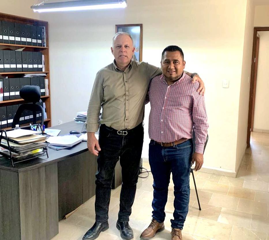 Capaseg_CS's tweet photo. Reunión de trabajo del Director de la #CAPASEG, Facundo Gastélum Félix, con el Presidente municipal de #Atlamajalcingo del Monte,Eulalio Madrid,a fin de coordinar gestiones y acciones hidráulicas elementales que beneficien a este mpio de la zona de la #Montaña.
#CAPASEGtrabajando https://t.co/TJ6DKpTPOI