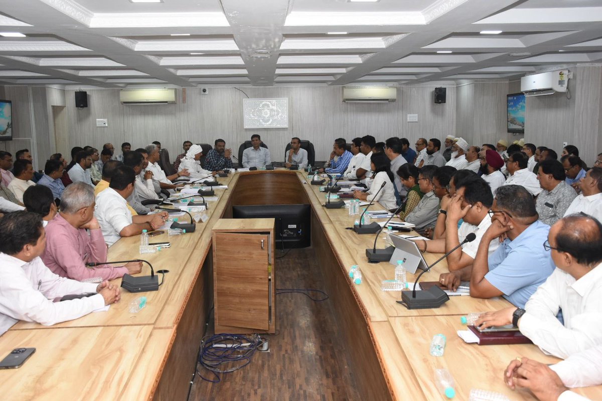 infokutchgog's tweet photo. વડાપ્રધાન શ્રી નરેન્દ્રભાઈ મોદીના ભુજ કાર્યક્રમની પૂર્વ તૈયારીઓ માટે જિલ્લા કલેકટરશ્રી આનંદ પટેલના અધ્યક્ષસ્થાને સમીક્ષા બેઠક યોજાઈ

કાર્યક્રમના સુચારુ આયોજન માટે નિમાયેલી વિવિધ ૨૯ વ્યવસ્થાપન સમિતિઓના અમલીકરણ અધિકારીઓએ કલેક્ટરશ્રી સમક્ષ આયોજનની વિગતો રજૂ કરી https://t.co/SN1rfyuLYp