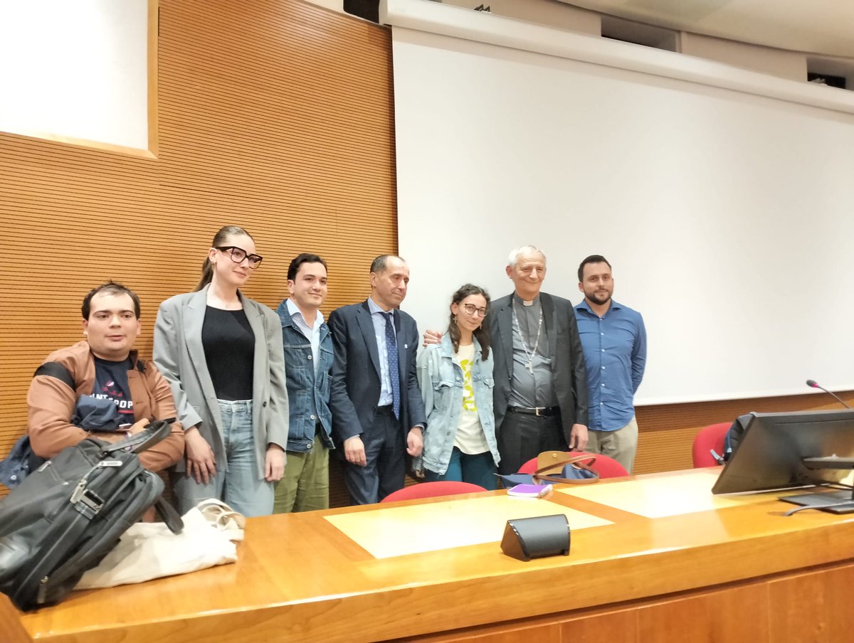Tanti gli studenti oggi presenti al Campus di Novoli per il seminario sulla Costituzione tenuto dal cardinale Matteo Maria Zuppi. In occasione dell'incontro, la rettrice <a href="/_alexpetrucci/">Alessandra Petrucci 🇪🇺 🇮🇹</a> ha consegnato la medaglia celebrativa per il centenario di Ateneo
<a href="/UCSCEI/">@CEI</a>