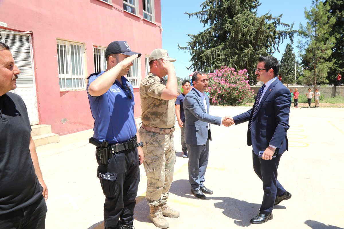Harran Kaymakamlığı (@harrankaymakam) on Twitter photo Kaymakamımız <a href="/HarunResitHan/">Harun Reşit HAN</a>, okul ziyaretleri kapsamında Yakacık İlk/Ortaokulunu ziyaret etti.
Ziyarette okul idaresi ve öğretmenlerimizle bir araya gelen Kaymakamımız, öğretmenlerimizle eğitim öğretim faaliyetlerine dair değerlendirmelerde bulunarak sohbet etti. Kaymakamımız <a href="/HarunResitHan/">Harun Reşit HAN</a>, okul ziyaretleri kapsamında Yakacık İlk/Ortaokulunu ziyaret etti.
Ziyarette okul idaresi ve öğretmenlerimizle bir araya gelen Kaymakamımız, öğretmenlerimizle eğitim öğretim faaliyetlerine dair değerlendirmelerde bulunarak sohbet etti.