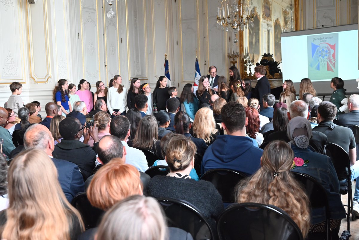 Prefet78's tweet photo. 🏆🇫🇷Célébrons l'engagement de notre jeunesse ! 

Aujourd'hui, le @prefet78 participait à la cérémonie de remise des prix de l'éducation citoyenne et de l'action Bouton d'Or organisée par l'association des membres des Yvelines de l'Ordre national du Mérite aux côtés des maires de @Versailles, @ChanteloupLV et du directeur académique adjoint des services de l'éducation nationale.
 
👉Félicitations aux lauréats, ces éclaireurs qui, par leurs actions contre le harcèlement, les discriminations, ou pour la solidarité, tracent la voie.
Une jeunesse engagée et inspirante, qui fait vivre les valeurs de notre République.
🙏 aux enseignants et à l'Association Nationale des Membres de l'Ordre du Mérite pour leur travail essentiel.

#ÉducationCitoyenne #JeunesseEngagée #Yvelines #Versailles #Civisme #BoutonDor