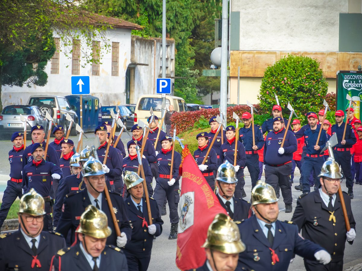 #saojoaodamadeira Os Bombeiros de S. João da Madeira celebraram o seu 97.º aniversário, cujo programa incluiu o hastear de bandeiras no quartel-sede e deposição de coroa de flores no Monumento ao Bombeiro, romagem aos cemitérios e revista do corporação de bombeiros em parada.