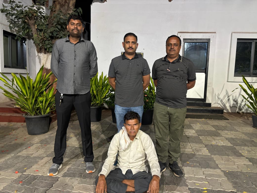 Navsari Police dressed as Baarati crashed a wedding in Rajasthan to arrest the accused Dhloram alias Hemtaji Laduram Bishnoi.

The accused was wanted since 1991 (34 year old case) 

<a href="/sanghaviharsh/">Harsh Sanghavi</a> <a href="/igpsuratrange/">IGP, Surat Range</a>