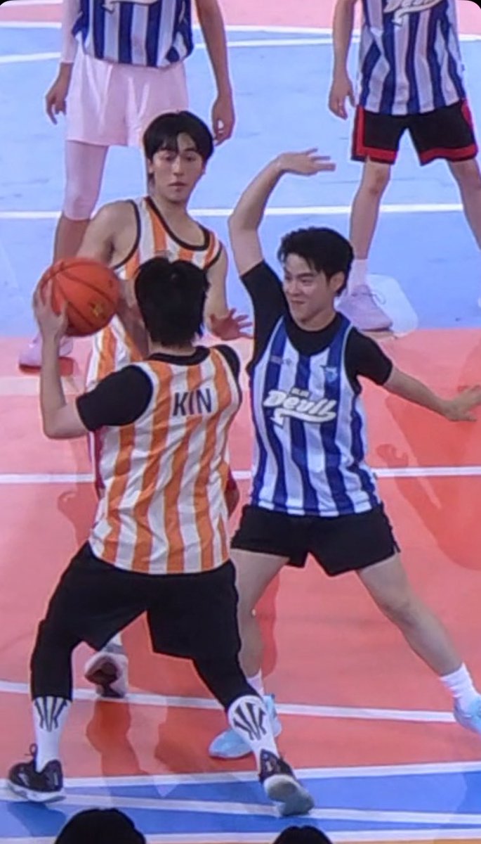 พี่มาร์คพร้อมกางมือพร้อมตบมาก55555555555 หน้ากรดูใจอีก55555 #MARCKRIS #OLYMPOP2025