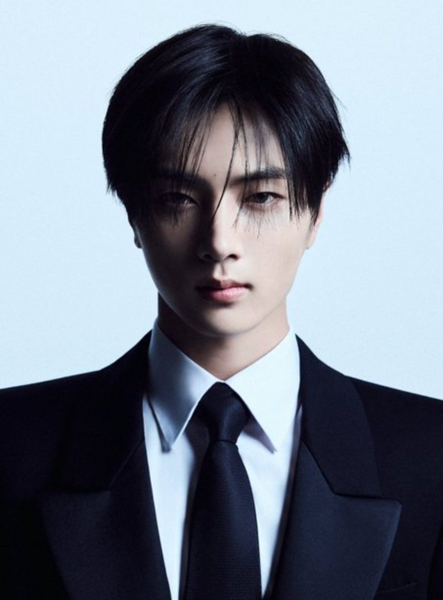 AboutMusicYT's tweet photo. ENHYPEN's Jay is credited as a producer on the group's new song, Helium. https://t.co/hhwPZubu0J
