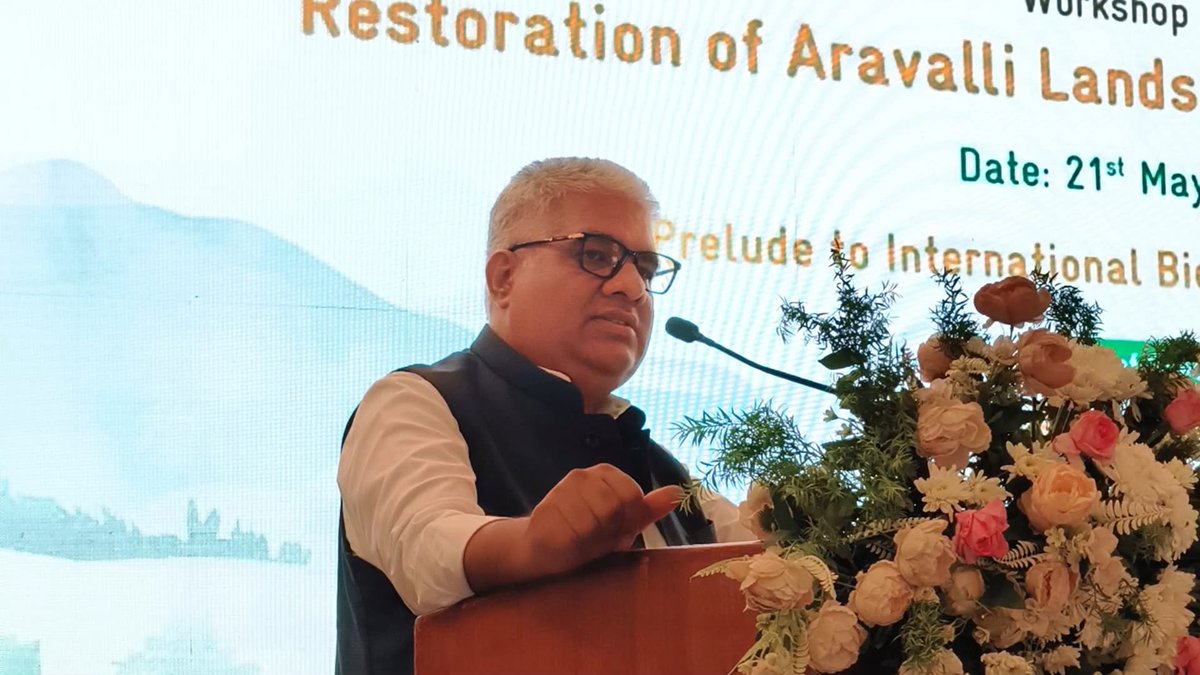 EnvironmentPib's tweet photo. Union Minister @moefcc Shri @byadavbjp unveils Detailed Action Plan for Aravalli Landscape Restoration

"Adopt Whole of Government and Society Approach for Aravalli Restoration", says Shri @byadavbjp 

Read more:-https://t.co/UGuFYKida8

#BiodiversityDay 
#environment https://t.co/FatE3Vm7kr