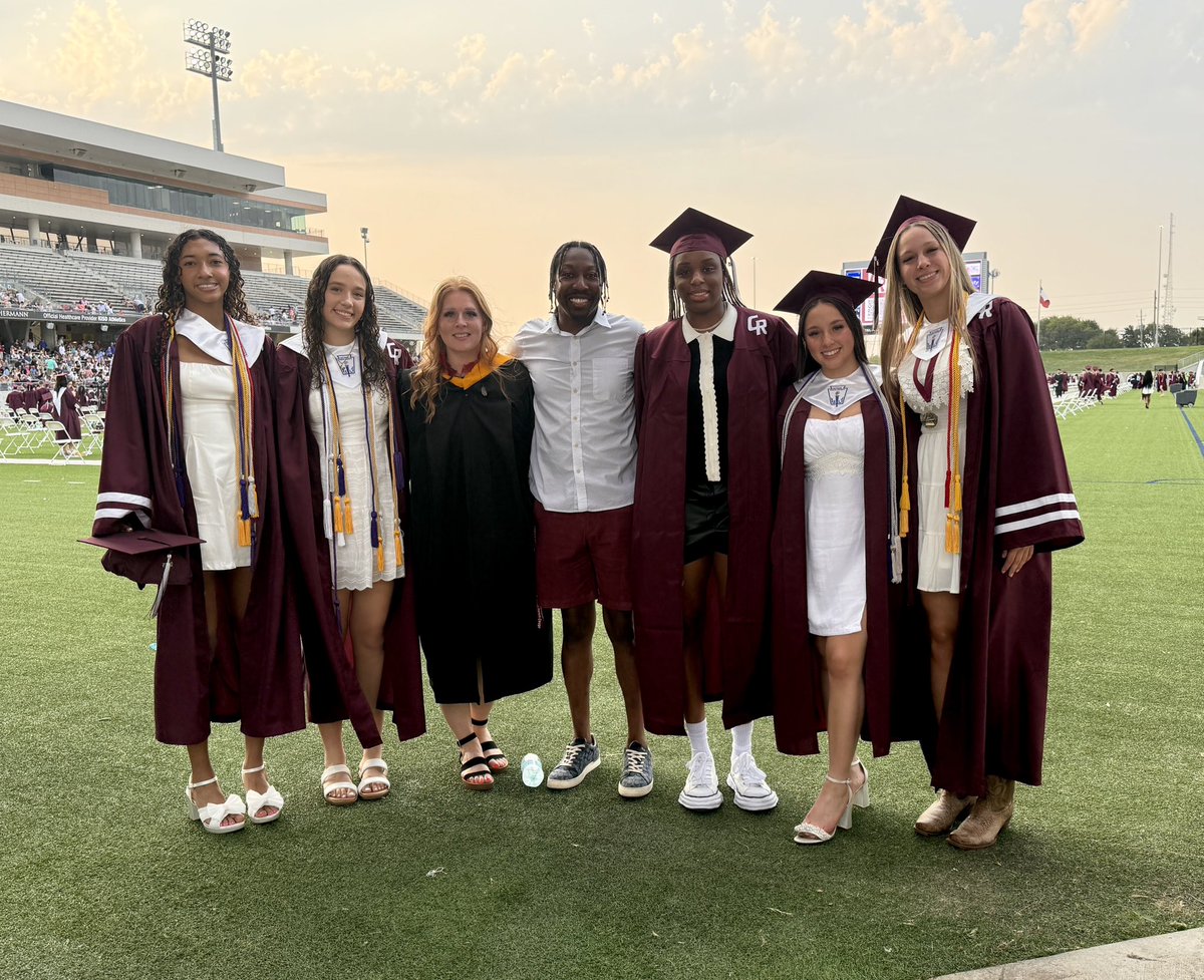 CincoGirlsHoops's tweet photo. 🏀🎓Our Final “See Ya Later”🥹

From the locker room to the classroom — these girls gave it everything. Proud doesn’t even begin to cover it. This squad is built different.♥️

#100for100 #cpoe #family 
@kaye1332 @ChrisDudley40 @CincoAthletics https://t.co/mHV3cbfKpi