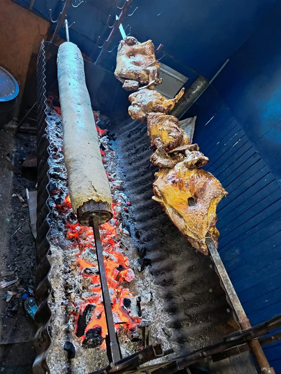 Cuando hay días de lluvia y frío en #Chiloe, en los fogones chilotes se están preparando sus buenos milcaos en el caldero, chuchoca al palo y su asado también.