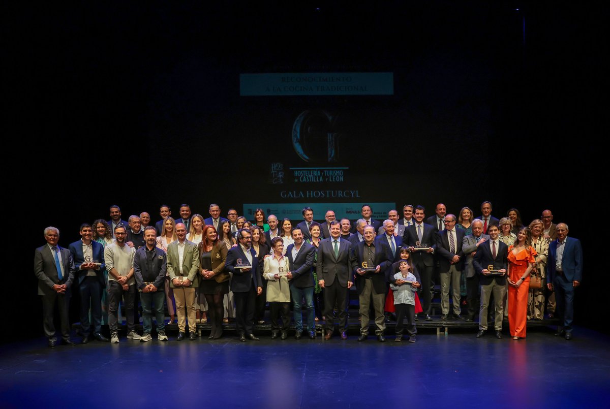 El presidente de la Junta de Castilla y León, Alfonso Fernández Mañueco ha reconocido en la Gala HOSTURCYL la labor y el talento de los profesionales de la hostelería, ya que contribuyen a que la Comunidad sea un referente en calidad gastronómica. comunicacion.jcyl.es/web/jcyl/Comun…