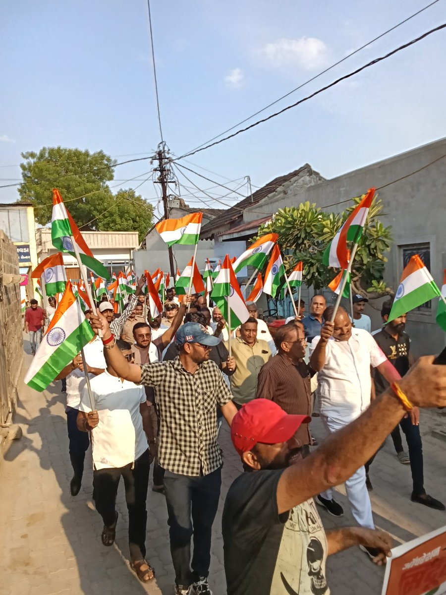 106GVV's tweet photo. 'ઓપરેશન સિંદૂર' ને સફળતાપૂર્વક પાર પાડીને ભારતીય સેનાએ આખી દુનિયામાં પોતાના શોર્યનો ડંકો વગાડ્યો છે.સેના ના આ વીર જવાનોના અદમ્ય સાહસ ને બિરદાવવા માટે આજે વલભીપુર ખાતે તિરંગાયાત્રા યોજાઈ જેમા મોટી સંખ્યામાં વડીલો અને યુવાનો જોડાણા.

#OprationSindoor  | #TirangaYatra  | #106GVV https://t.co/8wOAEYGue2