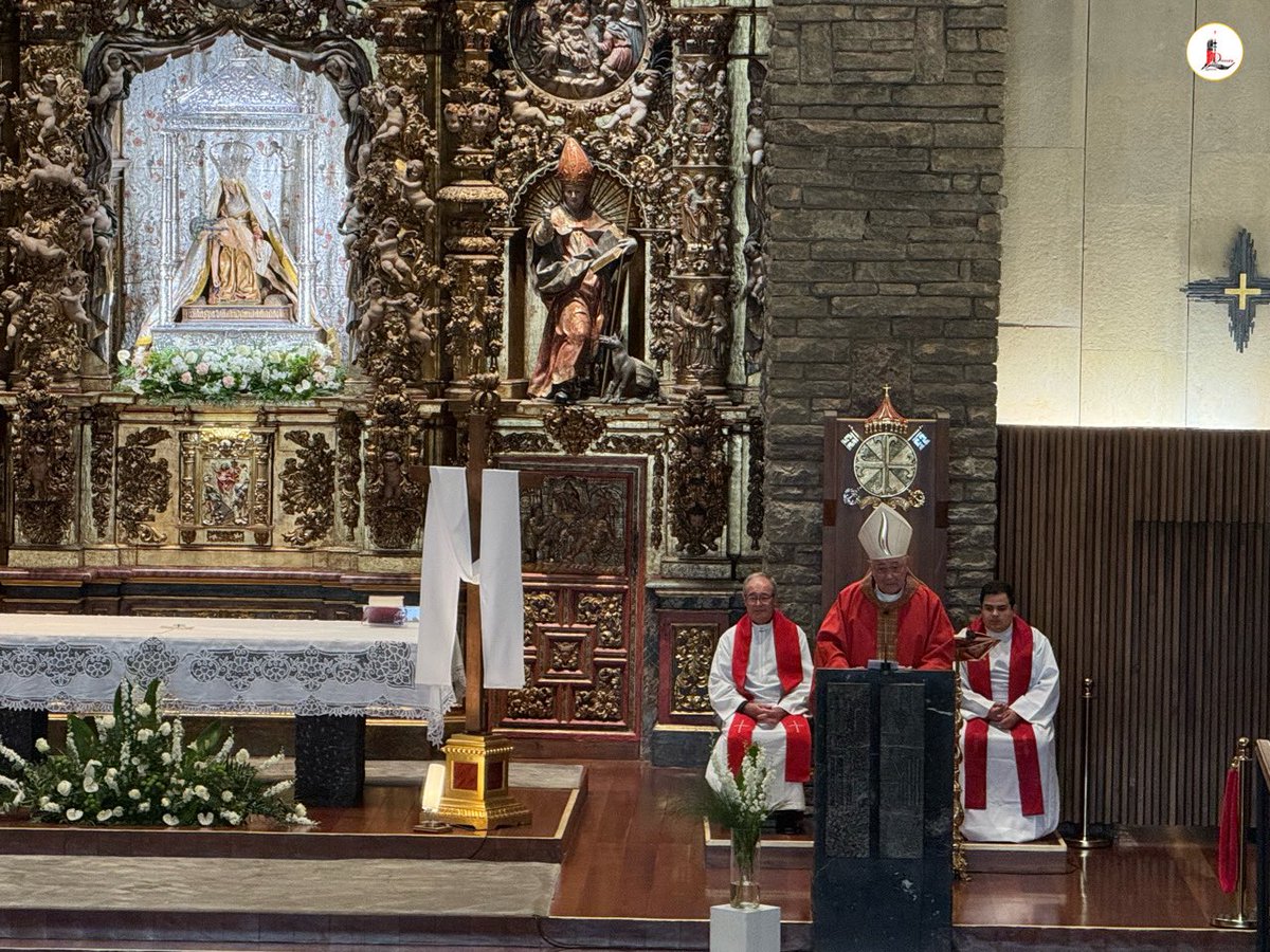 IglesiaEnLeon's tweet photo. 👉🏼 Nuestro Obispo el P. @cmfluisangel acaba de conferir en la ⛪️ #Basílica de la Virgen del Camimo el Sacramento de la 🔥 #Confirmación a un grupo de alumnos del ✝️ 🏫 @CIPenacorada. https://t.co/fRGdB4k6i8