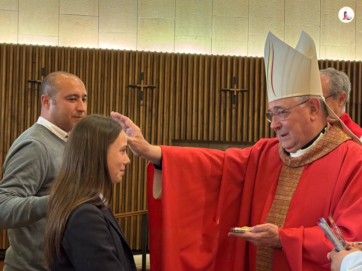 IglesiaEnLeon's tweet photo. 👉🏼 Nuestro Obispo el P. @cmfluisangel acaba de conferir en la ⛪️ #Basílica de la Virgen del Camimo el Sacramento de la 🔥 #Confirmación a un grupo de alumnos del ✝️ 🏫 @CIPenacorada. https://t.co/fRGdB4k6i8