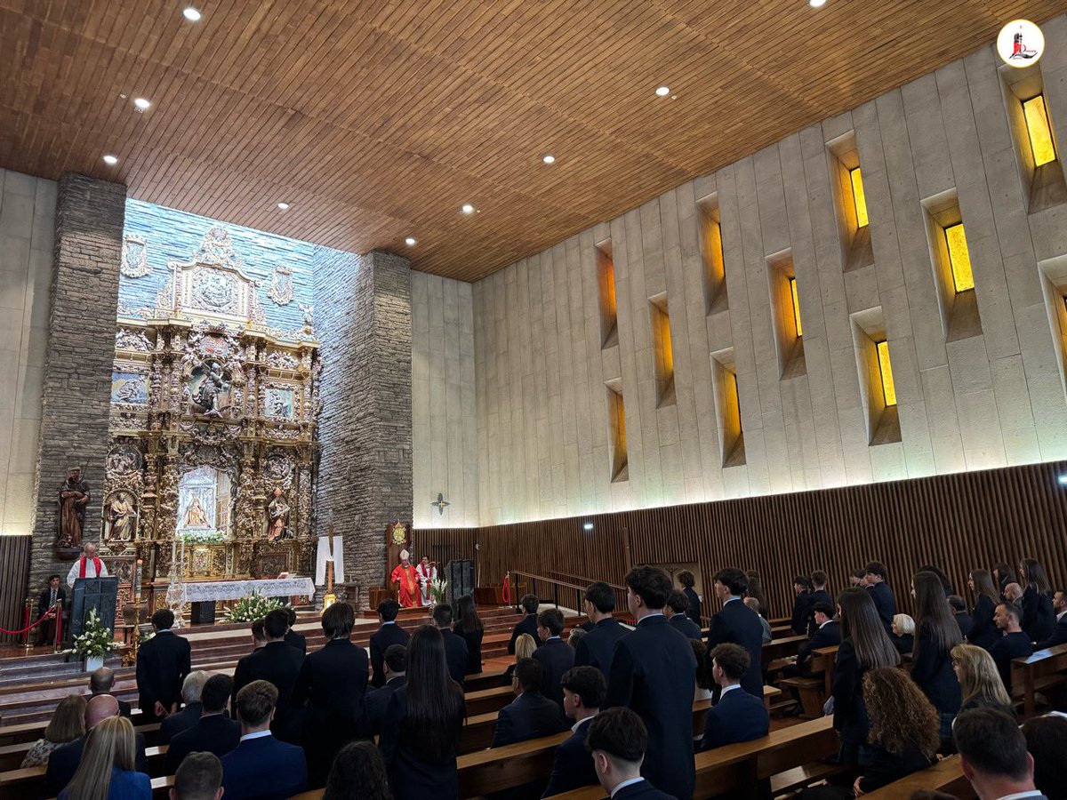 IglesiaEnLeon's tweet photo. 👉🏼 Nuestro Obispo el P. @cmfluisangel acaba de conferir en la ⛪️ #Basílica de la Virgen del Camimo el Sacramento de la 🔥 #Confirmación a un grupo de alumnos del ✝️ 🏫 @CIPenacorada. https://t.co/fRGdB4k6i8