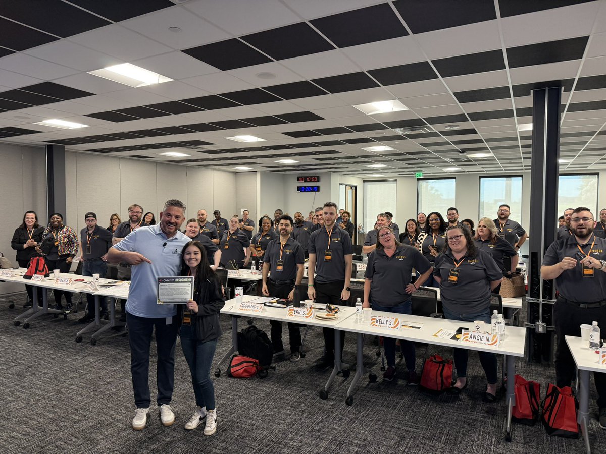 🌶️s very own VP of Operations Services Adam Dingman Inspiring our Managers and giving #CHR ChiliHead Recognition to Katelynn at #ChilisEmerge #ChilisLove