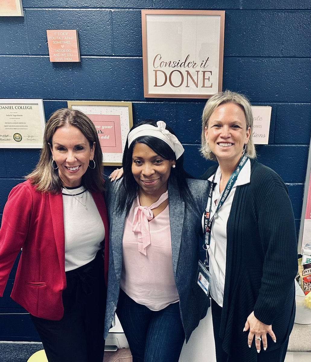 Thomas4Leaders's tweet photo. Congratulations to Ms. Boston-Mayo for wrapping up her AP 1 year in stellar style! β¨ππΌππ
Confident, committed, & cool under pressure β she walked in with purpose and walked out likeβ¦ consider it DONE.β
@mcpsEDUCATOR @GMSVikings
#APStrong #FinishedInStyle #NextChapterReady https://t.co/0fssyLA69K