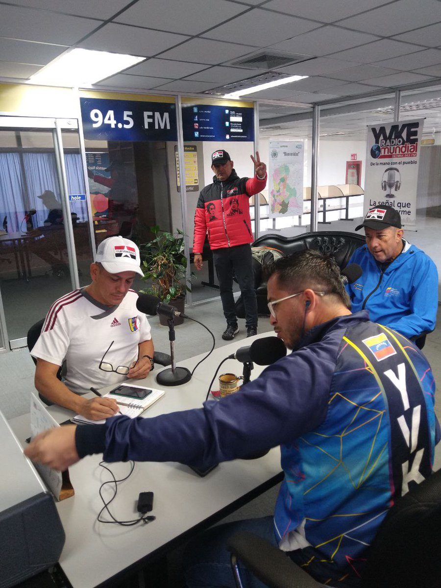 Movimiento Revolucionario TUPAMARO en vivo con nuestro hermano y candidato a Legislador <a href="/JhonklinR/">Comuna y Fortalecimiento económico</a> por YVKE Mundial por 94.5 fm Táchira.
radiomundial.com.ve

<a href="/NicolasMaduro/">Nicolás Maduro</a>
<a href="/dcabellor/">Diosdado Cabello R</a>
<a href="/WBenavides_MRT/">Williams Benavides</a>
<a href="/FreddyBernal/">Freddy Bernal</a>
<a href="/TupamaroMRT_/">Movimiento Revolucionario TUPAMARO Vzla.</a>
<a href="/PSUVTachiraOfic/">PSUVTachira_Oficial</a>

#ComunaONada