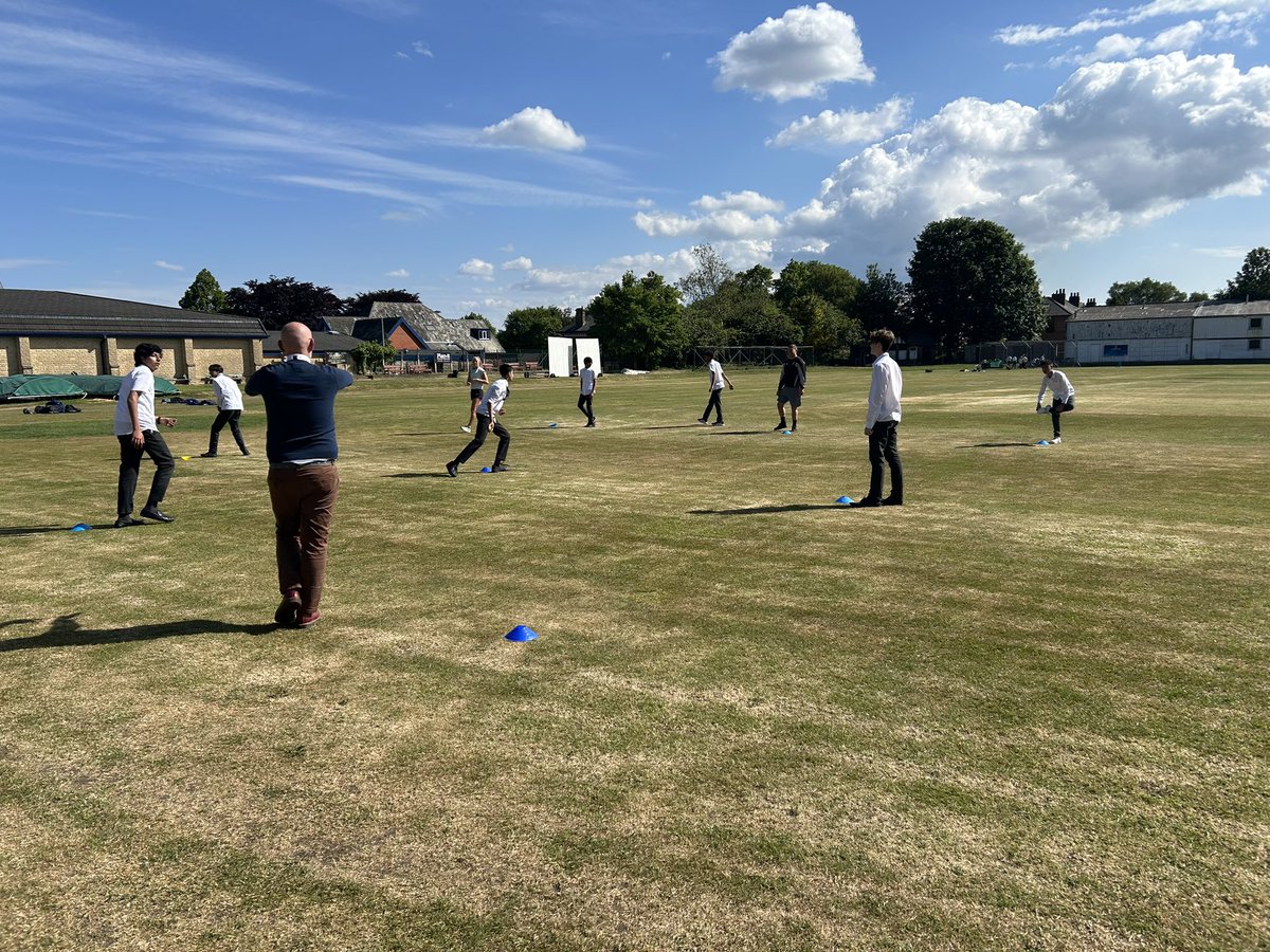 Extra cricket training ! Mr Lockwood putting our year 9s &amp; 10s through their paces. 🏏
