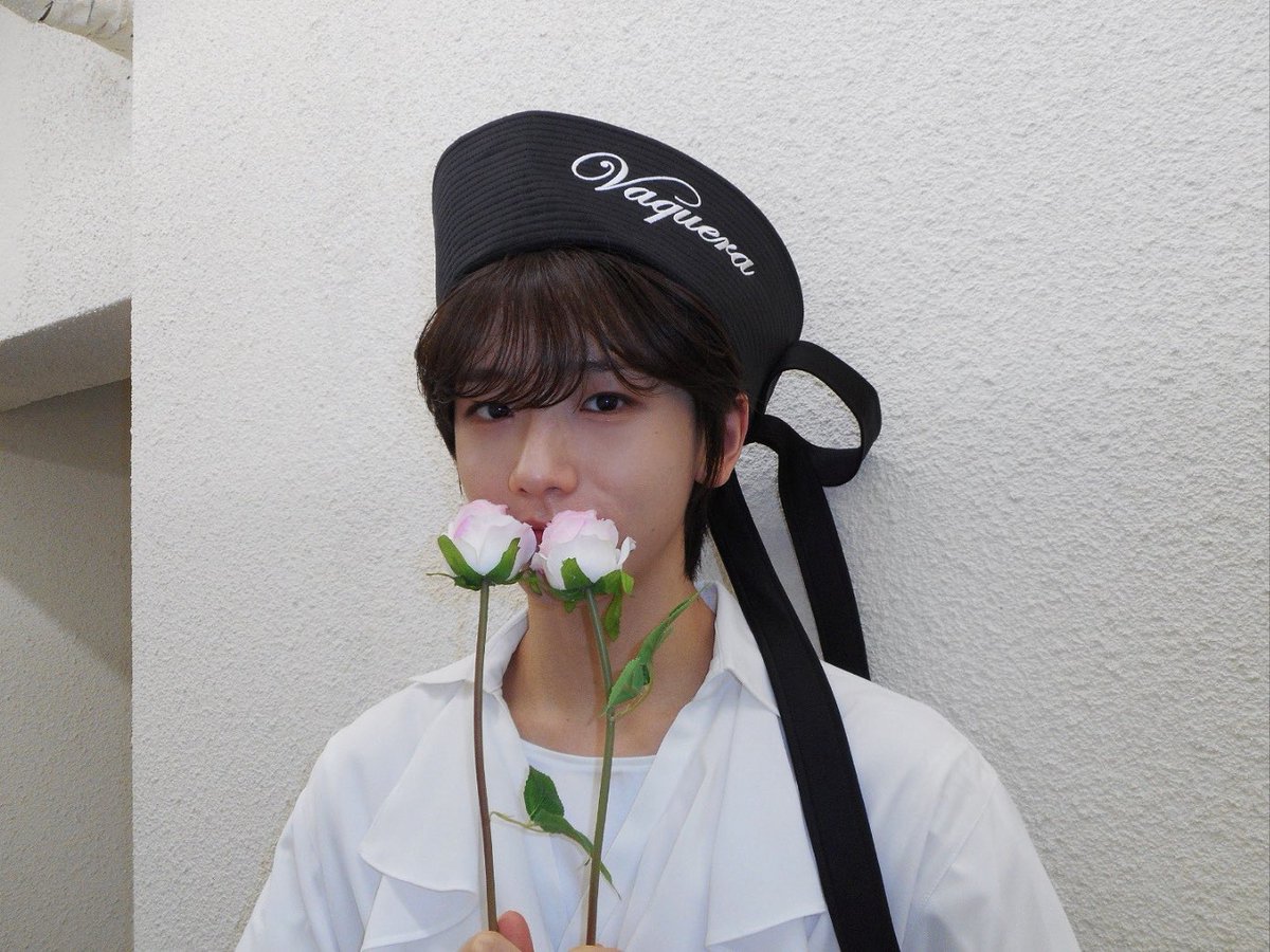 IDID_starship's tweet photo. [🌠] #정세민_DID
안녕하세요!!! 세민입니다!! ㅎㅎ 제가 금방 돌아온다고 했죠??! 
다름이 아니라 제가 팬분들에게 전하고 싶은 말이 되게 많았는데 마침 기회가 생겼어요!! 항상 감사한 마음도 있지만 보내주신 편지 답장 겸 제게 궁금한 점들 완전히 해소되긴 힘들겠지만 적어볼게요! 
무엇보다 뭐 하고 지내는지 또 제 셀카를 궁금해하시는 분들이 참 많으실 거라고 생각이 들어요.. 뉴키즈 때 제 셀카를 많이 보여드리지 못한 이유는 제가 사실은 학교 다닐 때 뛰어놀고 그래서 그런지 셀카를 찍는 법을 잘 모르겠더라고요.. 
또 항상 뉴키즈7 안에 못 들어서 베네핏 포토도 없어서 제 사진이 되게 흔하지 않을 것 같아요..ㅋㅋㅋ 하지만 이번에는 이를 갈고 심혈을 기울여 셀카 연습도 많이 하고(많은 시간을 들여 찍었는데 어마어마한 성과는 아니었다는...🥲) 
아! 그리고 저도 팬분들 편지를 담을 상자를 샀는데요!! 편지를 항상 받자마자 하루 만에 다 읽어버려서 다시 처음부터 또 읽고 있는데 읽을 때마다 편지를 처음 받았을 때처럼 계속 설레네요ㅎㅎ 누군가에게 손 편지를 받아본 게 많이 없어서...ㅠ 팬분들이 저한테 힘이 되고 좋은 말씀 해주신 만큼 저도 항상 글을 적을 기회가 생기면 이때다 싶어 마음을 담아보려 전하려고 노력해요! 제가 팬분들만큼 글솜씨가 좋질 못하고 서툴러서 마음이 전해질까? 하는 걱정이 앞서지만..ㅎㅎ 
그리고 항상 저한테 자신감을 가지라고 말씀을 많이 해주셨는데 사실 제가 프로그램하면서 자신감이 많이 없었던 건 사실이랍니다.. 하지만 제가 팬분들을 만난 뒤로 자신감이 500% 아니 1000% 생겼어요!😚😊 지금 제가 만약에 팬분들이 없었다면 정말 정말 아이딧으로 데뷔를 못 했을 거라고 생각해요..ㅠㅠ 그만큼 저에게 기회를 주신 팬분들이 너무너무 소중하고 항상 감사하다는 말씀을 드리고 싶습니다.. 
이제 앞으로 직접 가까이 팬분들을 뵐 날들이 더욱 많아질 테니까! 정말 다행이라고 생각합니다!ㅎㅎ 또 제가 누군가에게 좋은 영향을 끼치고 있다는 사실에 제게 또 하나의 목표가 생겼답니다! 사랑을 주신 팬분들이 지구 어디에 있든 항상 보답해야겠다고요! ㅎㅎ 저도 여러분도 데뷔할 날만 기다리고 있겠지만 그때까지 제가 기회가 생길 때마다 근황이랑 셀카를 올려볼게요! 하고 싶은 말 너무 많지만 다음에 또 쓰겠습니다 ㅎㅎ 제가 좀 투머치 토커라서 tmi 말하는 것도 좋아하고 듣는 것도 되게 좋아해요!! 그리고 편지에도 팬분들께서 tmi를 궁금해하시는 분들이 많으시더라고요?! 나중에 정말 저에 대해 여러 가지를 전할게요!ㅎㅎㅎ 하루 빨리 데뷔와 활동으로 여러분들을 가까이 뵙고 싶어요!! 
아참! 그리고 이번 음방하면서 아쉬운 게 너무 많았어요.. 끝나고 모니터링하면서 생각보다 결과가 성에 차지 않아서... 부족한 만큼 열심히 해서 데뷔할 때는 많이 성장한 모습을 기대해 주세요! 그리고 제가 노래 열심히 연습해서 선배님들 노래를 커버해서 들려드릴 생각이랍니다! (이건 좀 걸릴 수도 있어요..ㅎㅎ) 말이 너무 길어졌죠? 다음에 또 찾아올게요!! 오늘은 여기까지ㅜ 요즘 날 더우니까 더위 조심하시고!! 좋은 밤 보내세요!! 정말 많이 사랑합니다!! 🦊❣️ 안녕~👋

#IDID #아이딧 #JEONGSEMIN #정세민