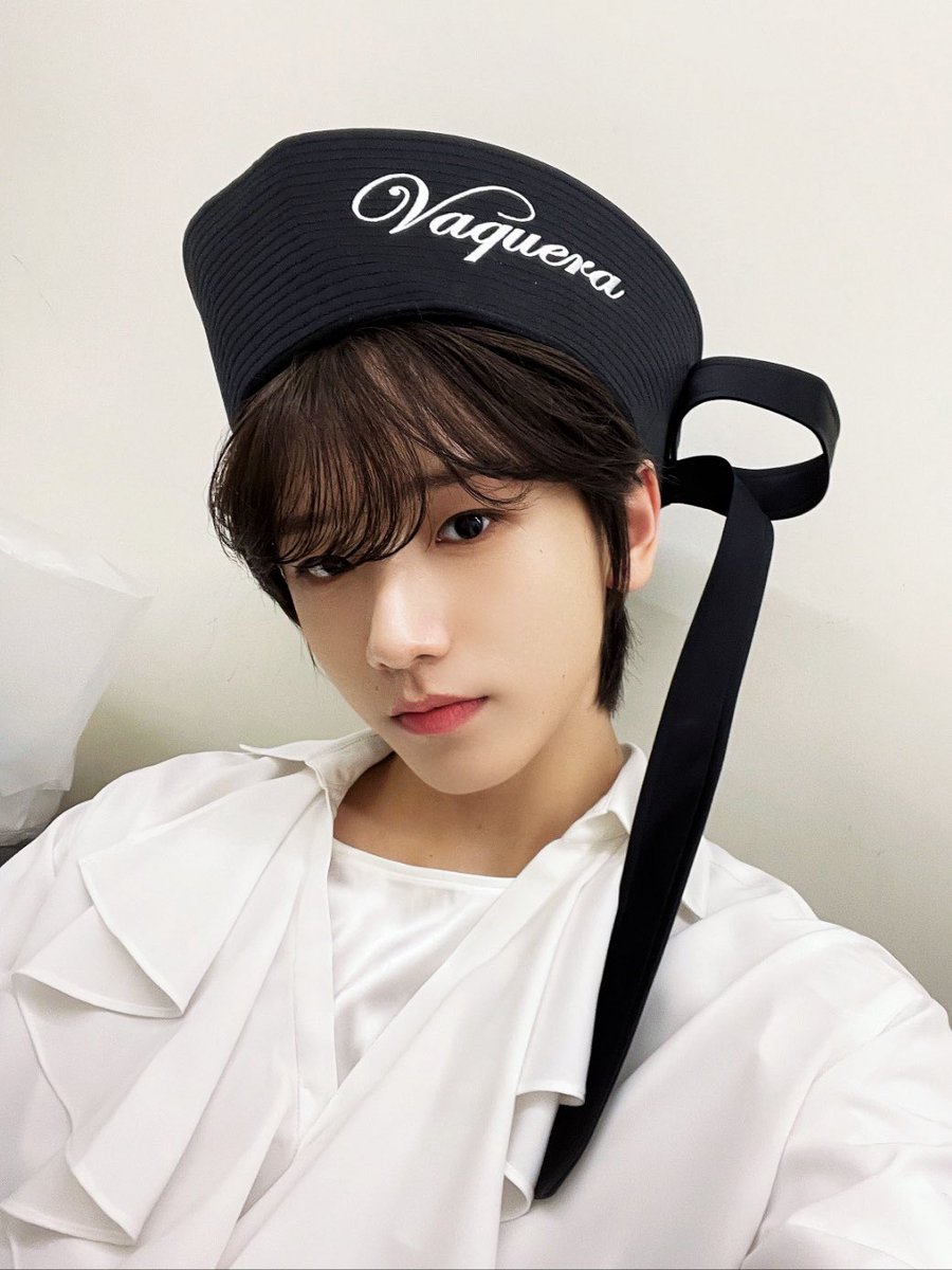 IDID_starship's tweet photo. [🌠] #정세민_DID
안녕하세요!!! 세민입니다!! ㅎㅎ 제가 금방 돌아온다고 했죠??! 
다름이 아니라 제가 팬분들에게 전하고 싶은 말이 되게 많았는데 마침 기회가 생겼어요!! 항상 감사한 마음도 있지만 보내주신 편지 답장 겸 제게 궁금한 점들 완전히 해소되긴 힘들겠지만 적어볼게요! 
무엇보다 뭐 하고 지내는지 또 제 셀카를 궁금해하시는 분들이 참 많으실 거라고 생각이 들어요.. 뉴키즈 때 제 셀카를 많이 보여드리지 못한 이유는 제가 사실은 학교 다닐 때 뛰어놀고 그래서 그런지 셀카를 찍는 법을 잘 모르겠더라고요.. 
또 항상 뉴키즈7 안에 못 들어서 베네핏 포토도 없어서 제 사진이 되게 흔하지 않을 것 같아요..ㅋㅋㅋ 하지만 이번에는 이를 갈고 심혈을 기울여 셀카 연습도 많이 하고(많은 시간을 들여 찍었는데 어마어마한 성과는 아니었다는...🥲) 
아! 그리고 저도 팬분들 편지를 담을 상자를 샀는데요!! 편지를 항상 받자마자 하루 만에 다 읽어버려서 다시 처음부터 또 읽고 있는데 읽을 때마다 편지를 처음 받았을 때처럼 계속 설레네요ㅎㅎ 누군가에게 손 편지를 받아본 게 많이 없어서...ㅠ 팬분들이 저한테 힘이 되고 좋은 말씀 해주신 만큼 저도 항상 글을 적을 기회가 생기면 이때다 싶어 마음을 담아보려 전하려고 노력해요! 제가 팬분들만큼 글솜씨가 좋질 못하고 서툴러서 마음이 전해질까? 하는 걱정이 앞서지만..ㅎㅎ 
그리고 항상 저한테 자신감을 가지라고 말씀을 많이 해주셨는데 사실 제가 프로그램하면서 자신감이 많이 없었던 건 사실이랍니다.. 하지만 제가 팬분들을 만난 뒤로 자신감이 500% 아니 1000% 생겼어요!😚😊 지금 제가 만약에 팬분들이 없었다면 정말 정말 아이딧으로 데뷔를 못 했을 거라고 생각해요..ㅠㅠ 그만큼 저에게 기회를 주신 팬분들이 너무너무 소중하고 항상 감사하다는 말씀을 드리고 싶습니다.. 
이제 앞으로 직접 가까이 팬분들을 뵐 날들이 더욱 많아질 테니까! 정말 다행이라고 생각합니다!ㅎㅎ 또 제가 누군가에게 좋은 영향을 끼치고 있다는 사실에 제게 또 하나의 목표가 생겼답니다! 사랑을 주신 팬분들이 지구 어디에 있든 항상 보답해야겠다고요! ㅎㅎ 저도 여러분도 데뷔할 날만 기다리고 있겠지만 그때까지 제가 기회가 생길 때마다 근황이랑 셀카를 올려볼게요! 하고 싶은 말 너무 많지만 다음에 또 쓰겠습니다 ㅎㅎ 제가 좀 투머치 토커라서 tmi 말하는 것도 좋아하고 듣는 것도 되게 좋아해요!! 그리고 편지에도 팬분들께서 tmi를 궁금해하시는 분들이 많으시더라고요?! 나중에 정말 저에 대해 여러 가지를 전할게요!ㅎㅎㅎ 하루 빨리 데뷔와 활동으로 여러분들을 가까이 뵙고 싶어요!! 
아참! 그리고 이번 음방하면서 아쉬운 게 너무 많았어요.. 끝나고 모니터링하면서 생각보다 결과가 성에 차지 않아서... 부족한 만큼 열심히 해서 데뷔할 때는 많이 성장한 모습을 기대해 주세요! 그리고 제가 노래 열심히 연습해서 선배님들 노래를 커버해서 들려드릴 생각이랍니다! (이건 좀 걸릴 수도 있어요..ㅎㅎ) 말이 너무 길어졌죠? 다음에 또 찾아올게요!! 오늘은 여기까지ㅜ 요즘 날 더우니까 더위 조심하시고!! 좋은 밤 보내세요!! 정말 많이 사랑합니다!! 🦊❣️ 안녕~👋

#IDID #아이딧 #JEONGSEMIN #정세민