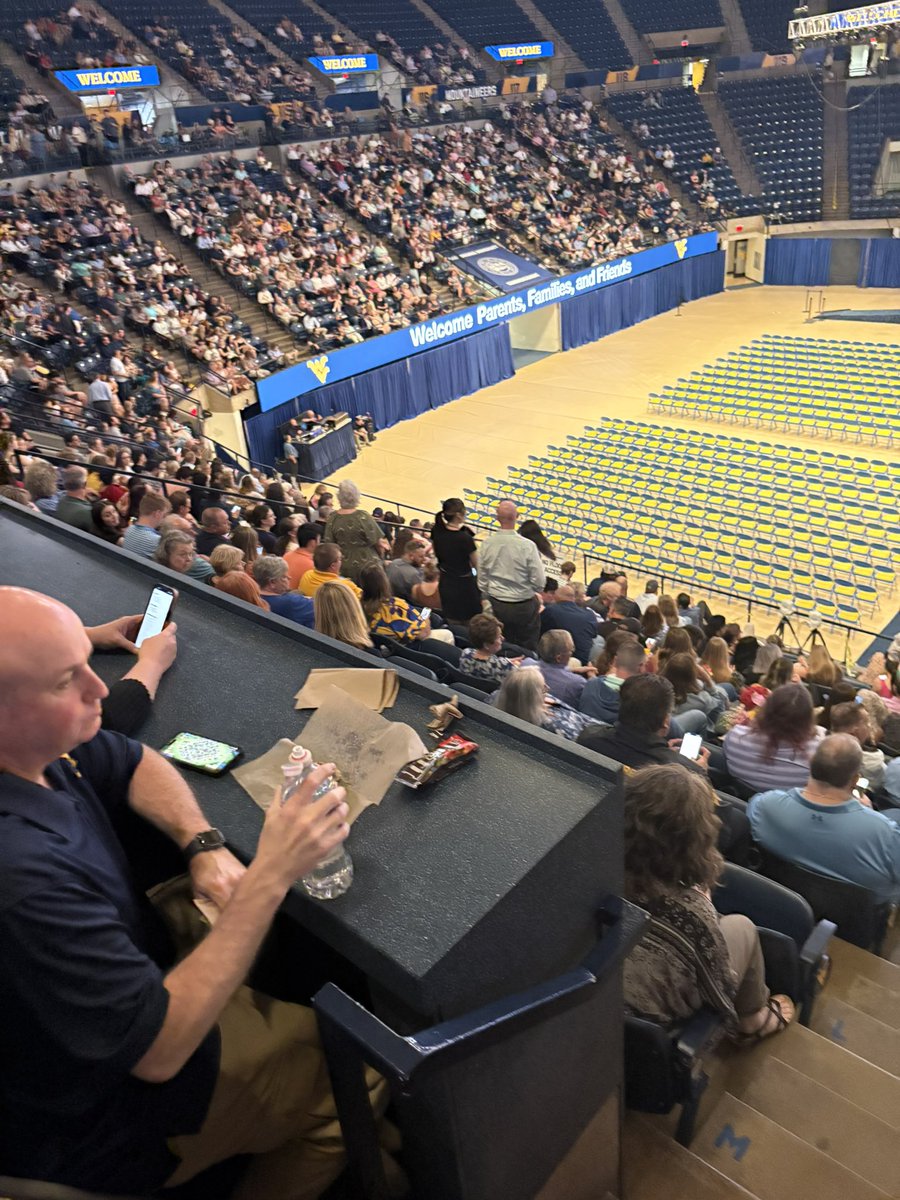 KentGarrison879's tweet photo. I aspire to be like this man at my kids graduation #ClashOfClans #LANK https://t.co/8ebajTlyJy