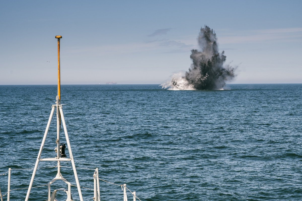 BelgiumDefence's tweet photo. Van 13 tot 24 mei 2025 organiseert de Litouwse 🇱🇹 marine de internationale mijnenbestrijdingsoefening #OpenSpirit. België 🇧🇪 neemt hieraan deel met de mijnenjager Lobelia, het Very Shallow Water-team en een team duikers-ontmijners https://t.co/gUhwUUZ5Km @NATO #SNMCMG1 https://t.co/0bPvdxkFOr