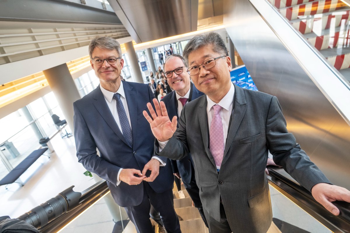 Young Tae KIM 🌏 (@young_t_kim) on Twitter photo Hello from Congress Centre Leipzig!
In line with <a href="/ITF_Forum/">International #Transport Forum 🌎</a> tradition, I was happy to welcome Minister <a href="/PSchnieder/">Patrick Schnieder</a> 🇩🇪 today and kickstart the activities of the #ITF25 Summit.
Very grateful for Germany's generosity in hosting the ITF Annual Summit since 2008. Hello from Congress Centre Leipzig!
In line with <a href="/ITF_Forum/">International #Transport Forum 🌎</a> tradition, I was happy to welcome Minister <a href="/PSchnieder/">Patrick Schnieder</a> 🇩🇪 today and kickstart the activities of the #ITF25 Summit.
Very grateful for Germany's generosity in hosting the ITF Annual Summit since 2008.