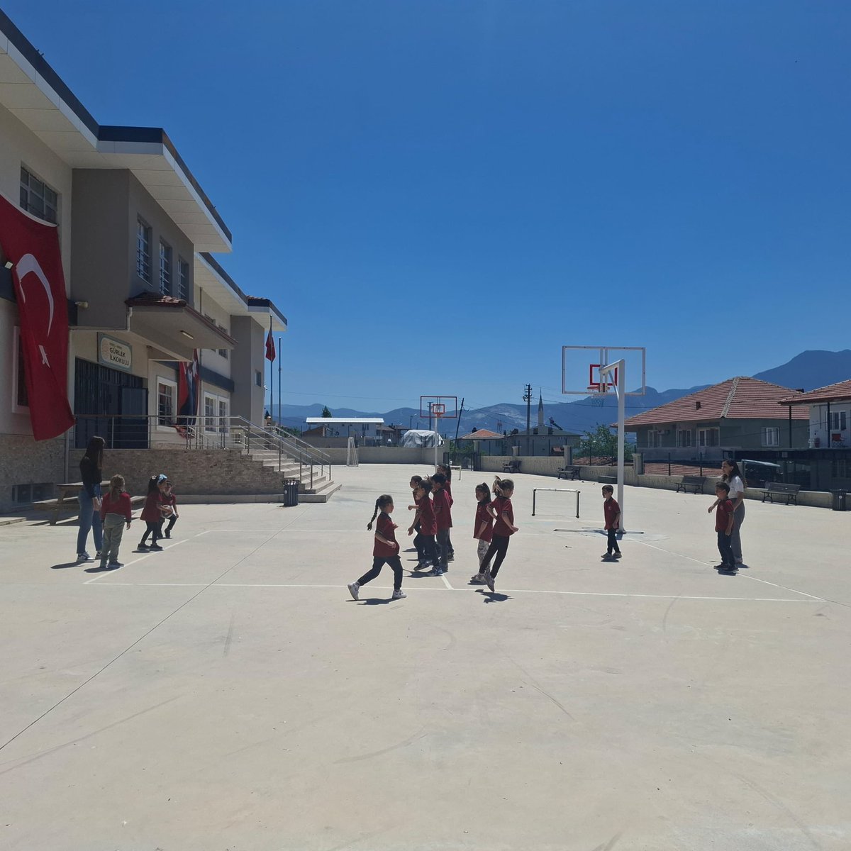 gamze6464's tweet photo. “Oyun Arkadaşım” projesi kapsamında Gürlek İlkokulu’na anlamlı bir ziyaret gerçekleştirdik. Bu özel günde, minik kalplerle bir araya geldik; birlikte güldük, oynadık, koştuk…
Oyunlarla kurulan dostluk köprüleri, samimiyetle atılan kahkahalarla daha da güçlendi. https://t.co/QVk8n2Zq5X