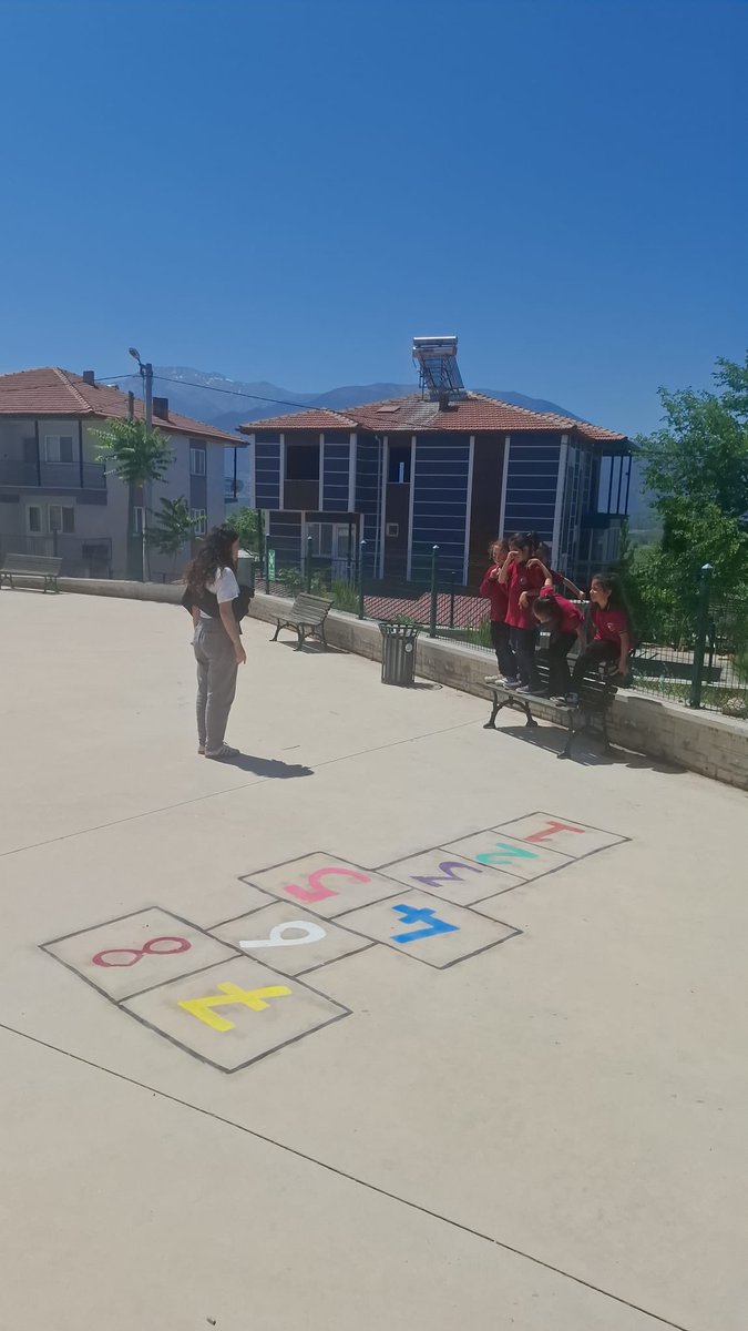 gamze6464's tweet photo. “Oyun Arkadaşım” projesi kapsamında Gürlek İlkokulu’na anlamlı bir ziyaret gerçekleştirdik. Bu özel günde, minik kalplerle bir araya geldik; birlikte güldük, oynadık, koştuk…
Oyunlarla kurulan dostluk köprüleri, samimiyetle atılan kahkahalarla daha da güçlendi. https://t.co/QVk8n2Zq5X
