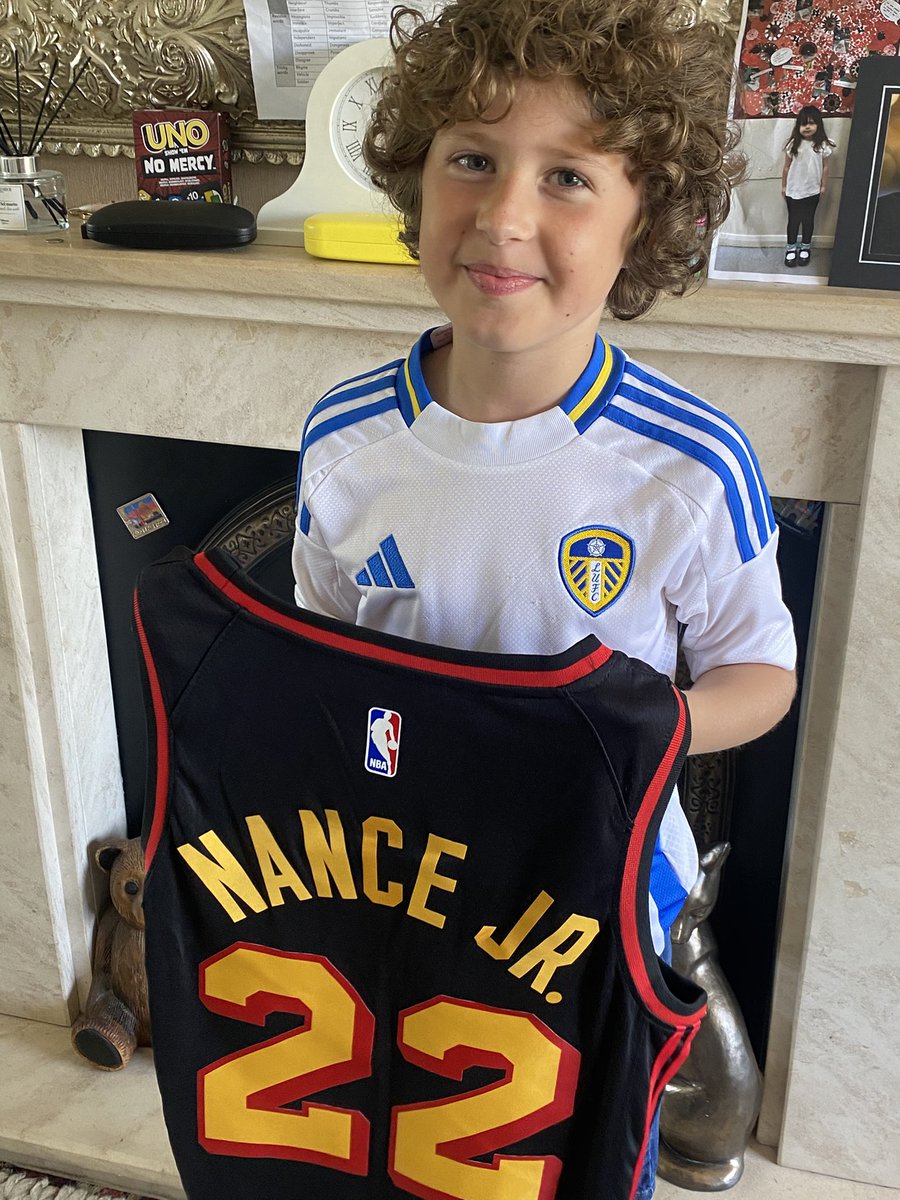 Andrew61260752's tweet photo. He will grow into it #LUFC  @Larrydn22 https://t.co/VQpUgDDngc