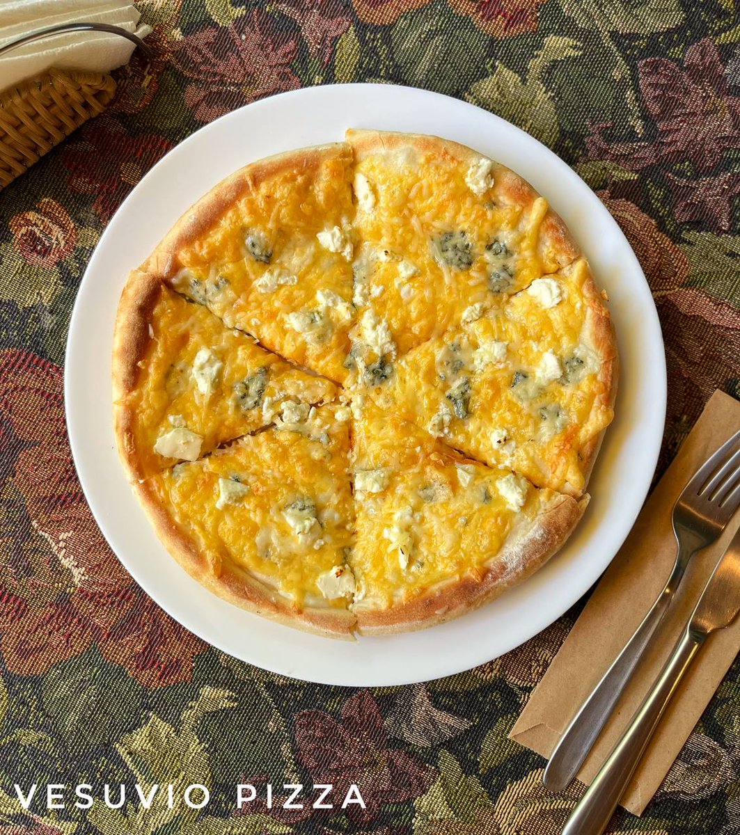 Піца 4 Сири - класика для гурманів! Ніжна, ароматна, з насиченим сирним смаком - саме те, що потрібно для ідеального настрою✨
👩‍🍳 Інгредієнти:
🔸смачний корж
🔸вершковий соус
🔸моцарела
🔸фета
🔸пармезан
🔸сир з блакитною пліснявою
📍Рейтарська 25
050 419 9932 та 044 278 3028